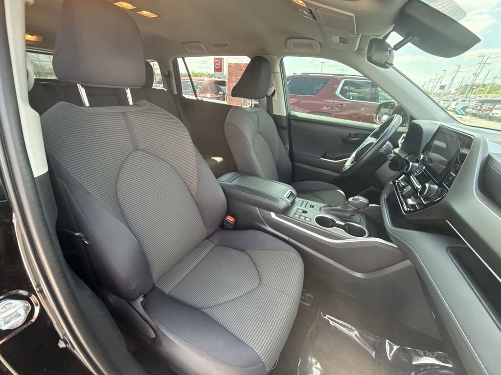 Used 2023 Toyota Highlander LE AWD/4WD image 23