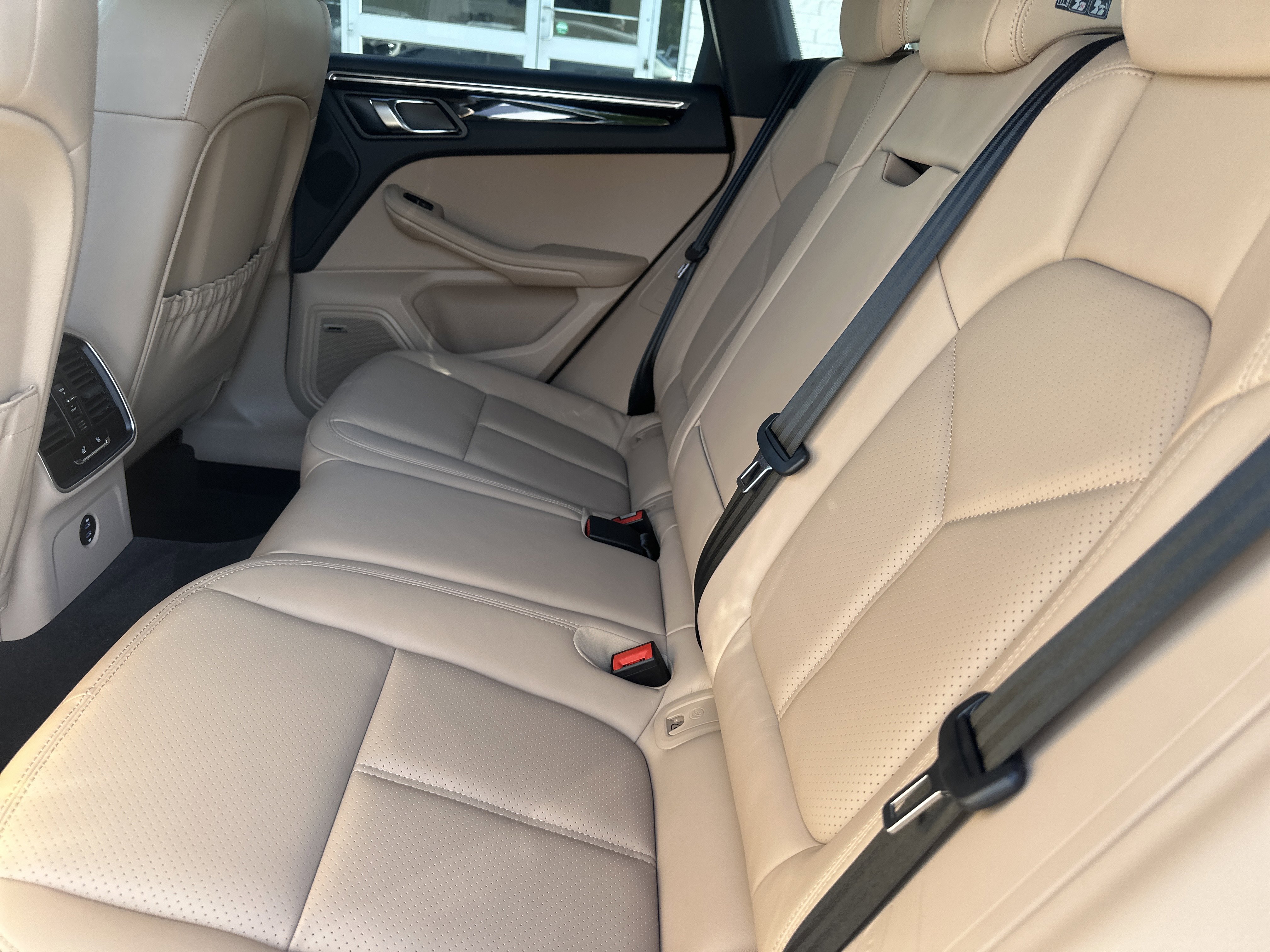 Used 2025 Porsche Macan AWD/4WD image 12