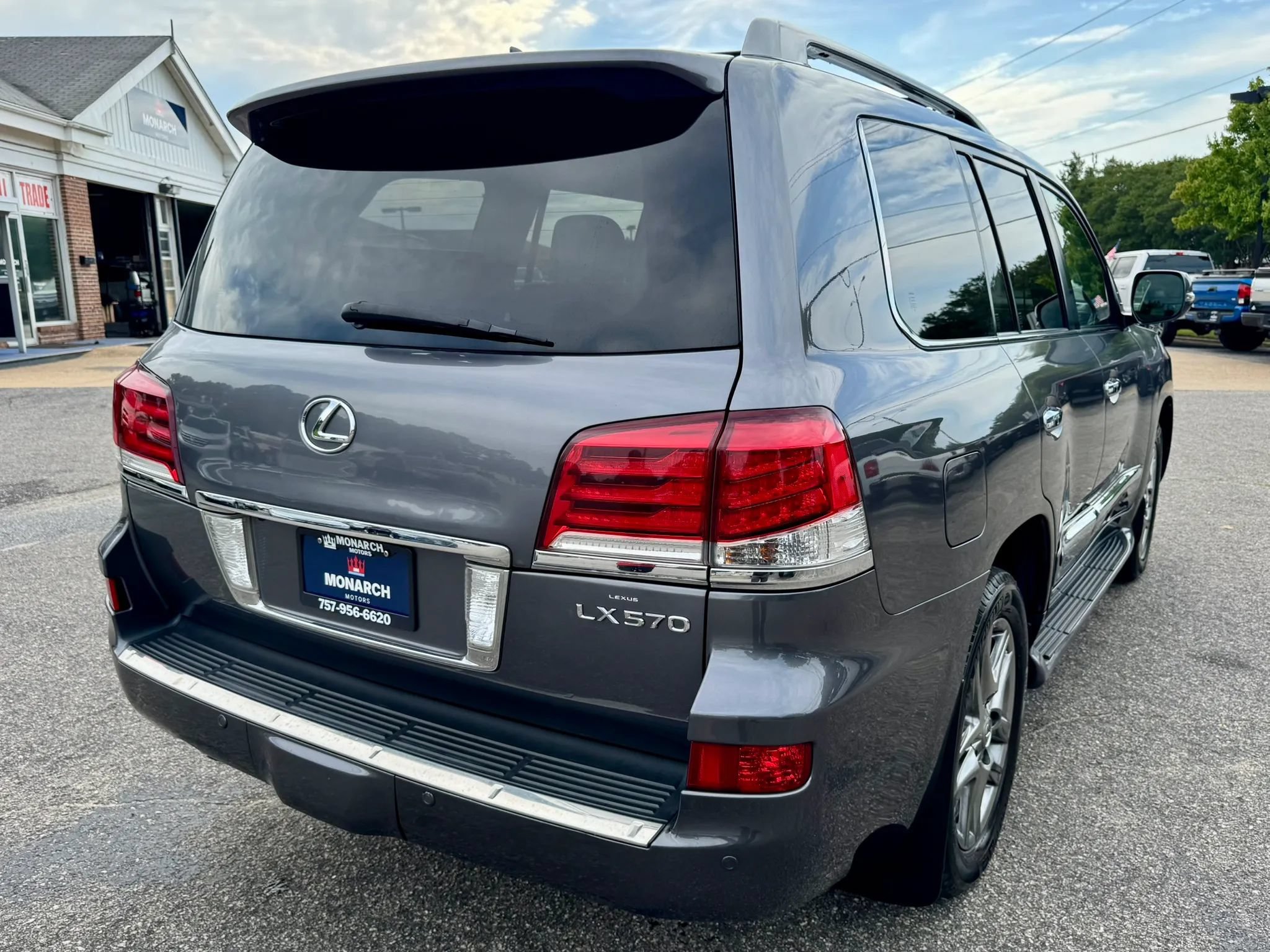 Used 2013 Lexus LX 570 4WD w/ Luxury Pkg image 5