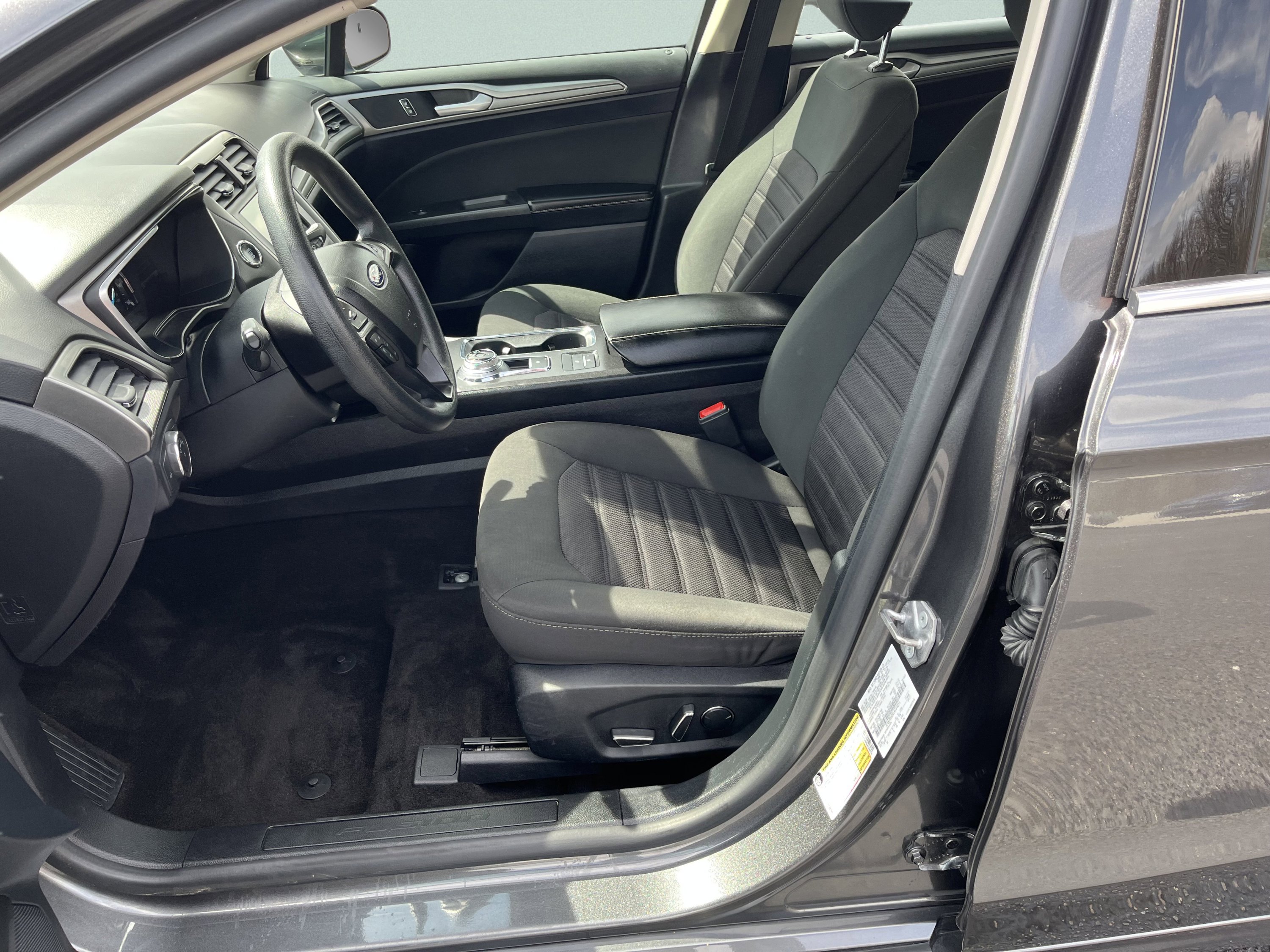 Used 2020 Ford Fusion SE image 12