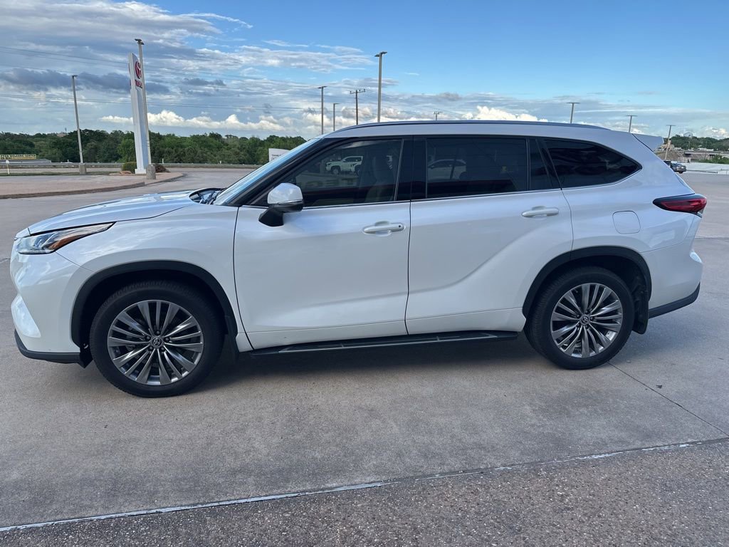 Used 2021 Toyota Highlander Platinum image 4