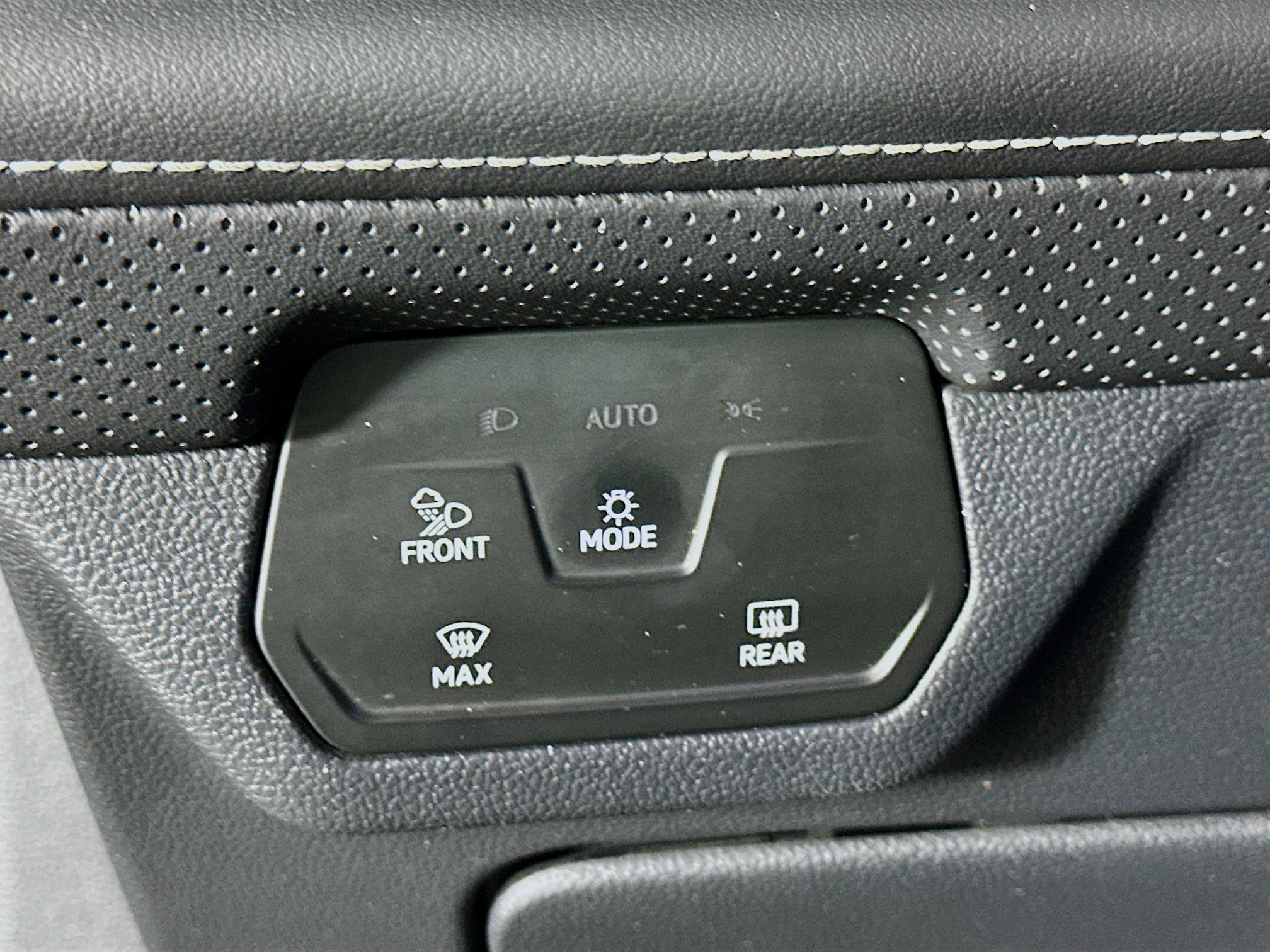 Used 2024 Volkswagen Atlas Cross Sport SE image 17