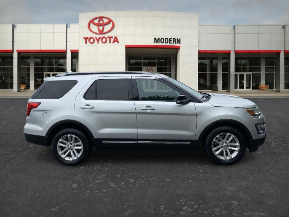 Used 2016 Ford Explorer XLT w/ Equipment Group 202A FWD image 4