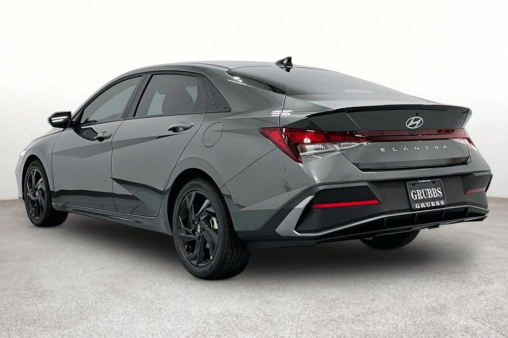 New 2026 Hyundai Elantra SEL Sport FWD image 4