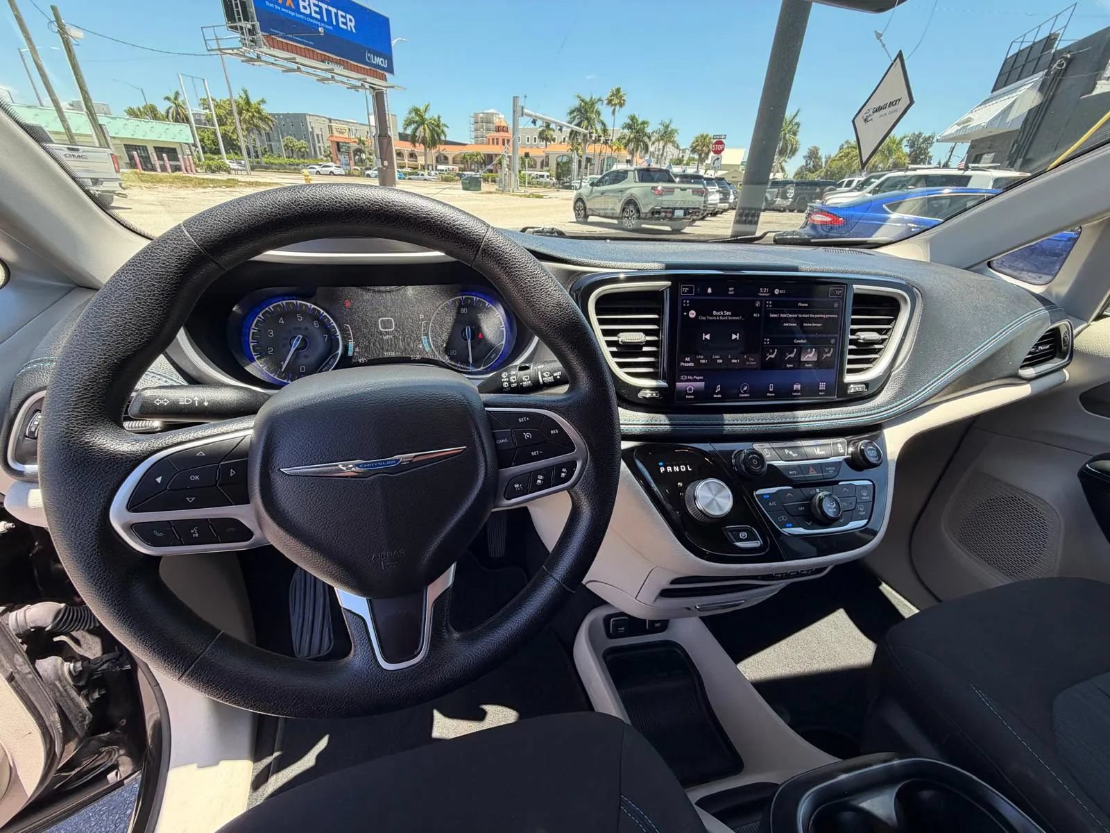 Used 2021 Chrysler Pacifica Touring FWD image 13