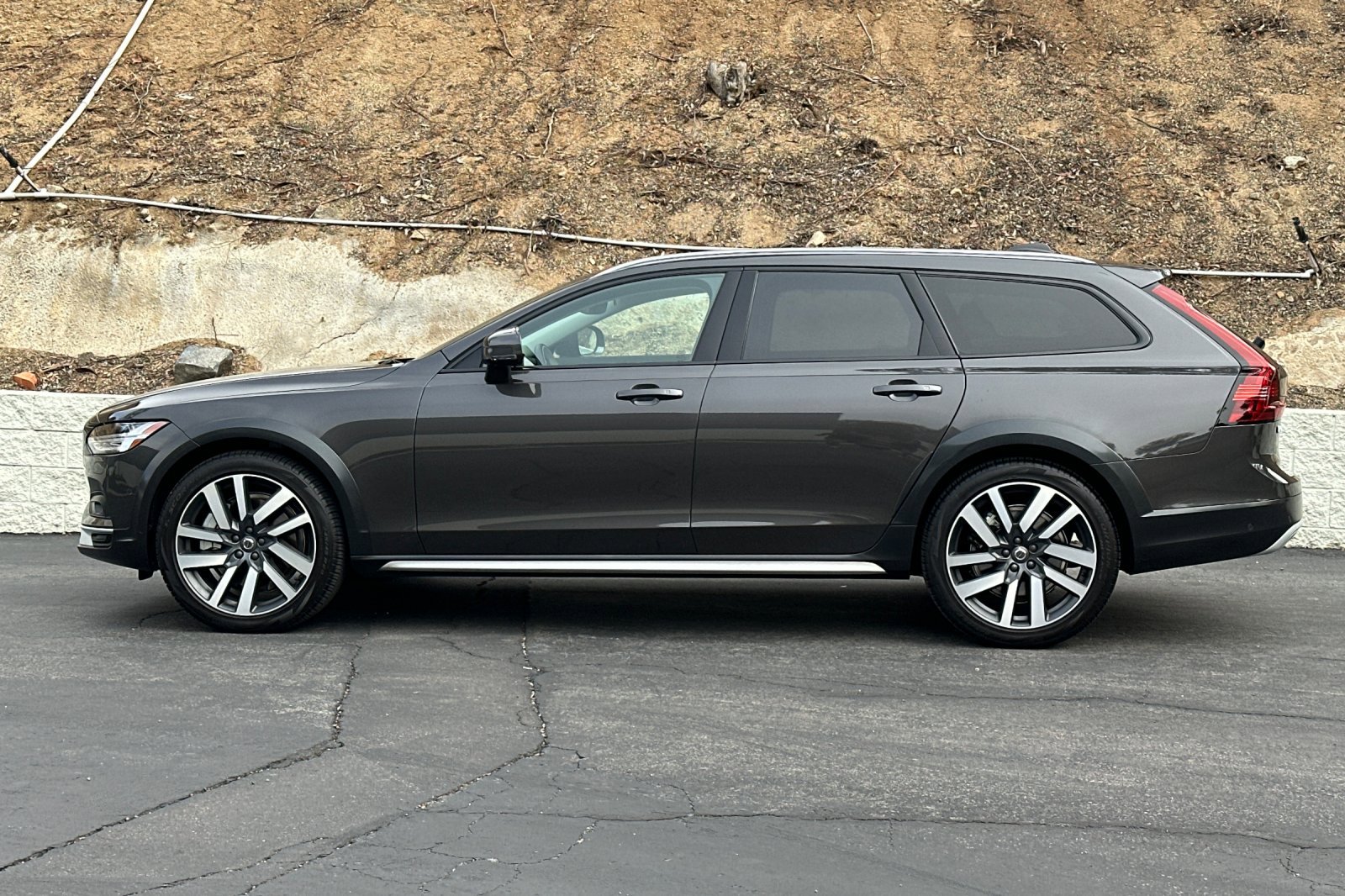 Used 2025 Volvo V90 B6 Cross Country Plus w/ Protection Package Premier AWD/4WD image 8