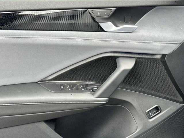 New 2026 Volkswagen Tiguan SE R-Line FWD image 17