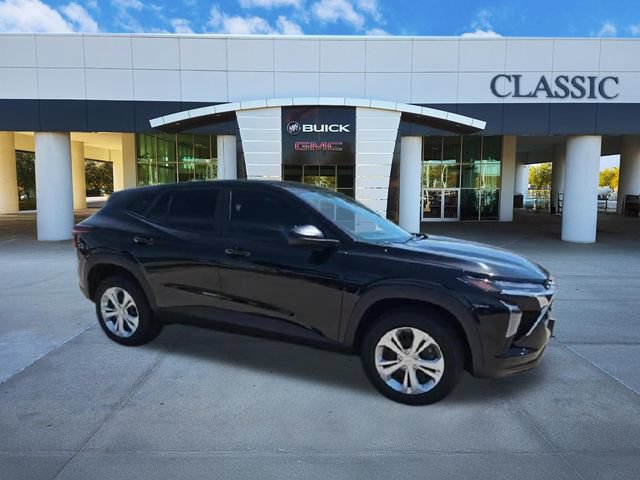 Used 2026 Chevrolet Trax LS FWD image 2