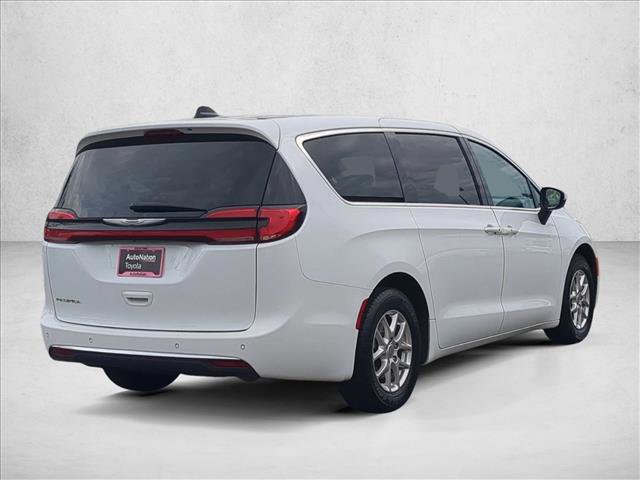 Used 2023 Chrysler Pacifica Touring-L image 5