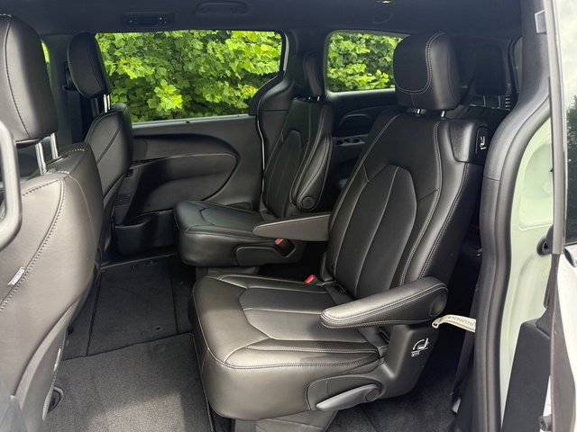 New 2026 Chrysler Pacifica Select image 16