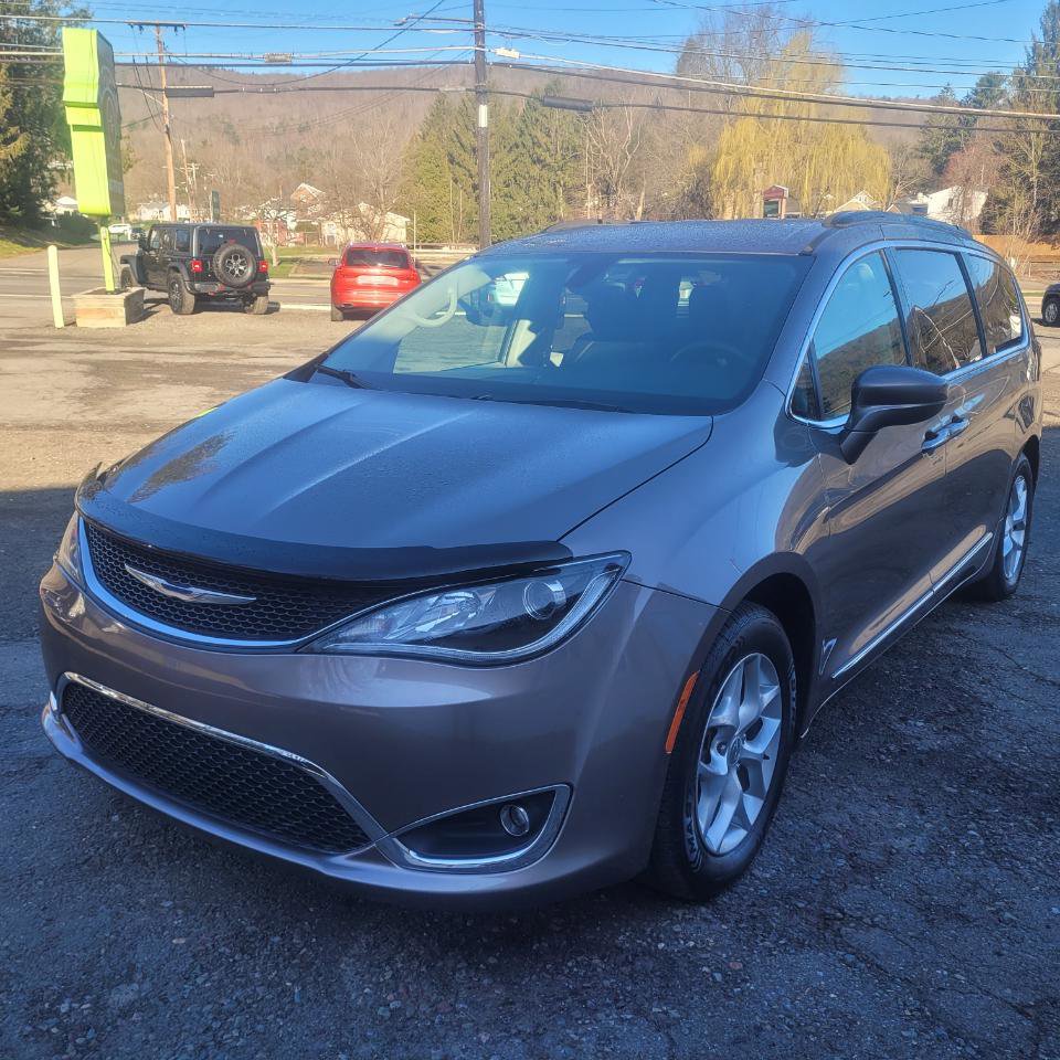 Used 2017 Chrysler Pacifica Touring-L w/ Tire & Wheel Group image 4