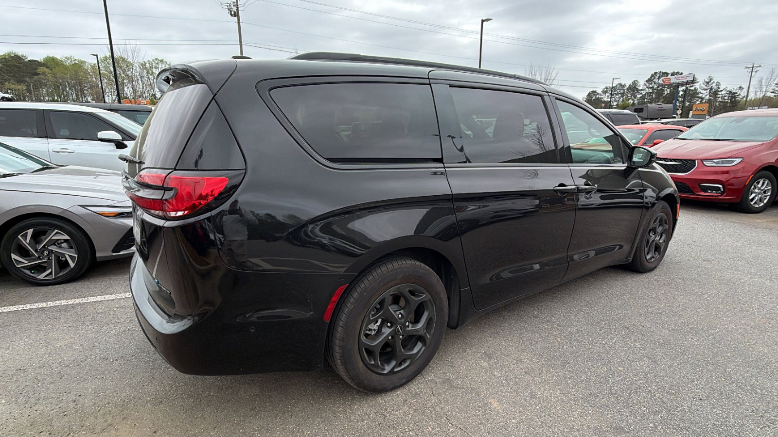 Used 2024 Chrysler Pacifica Premium image 8