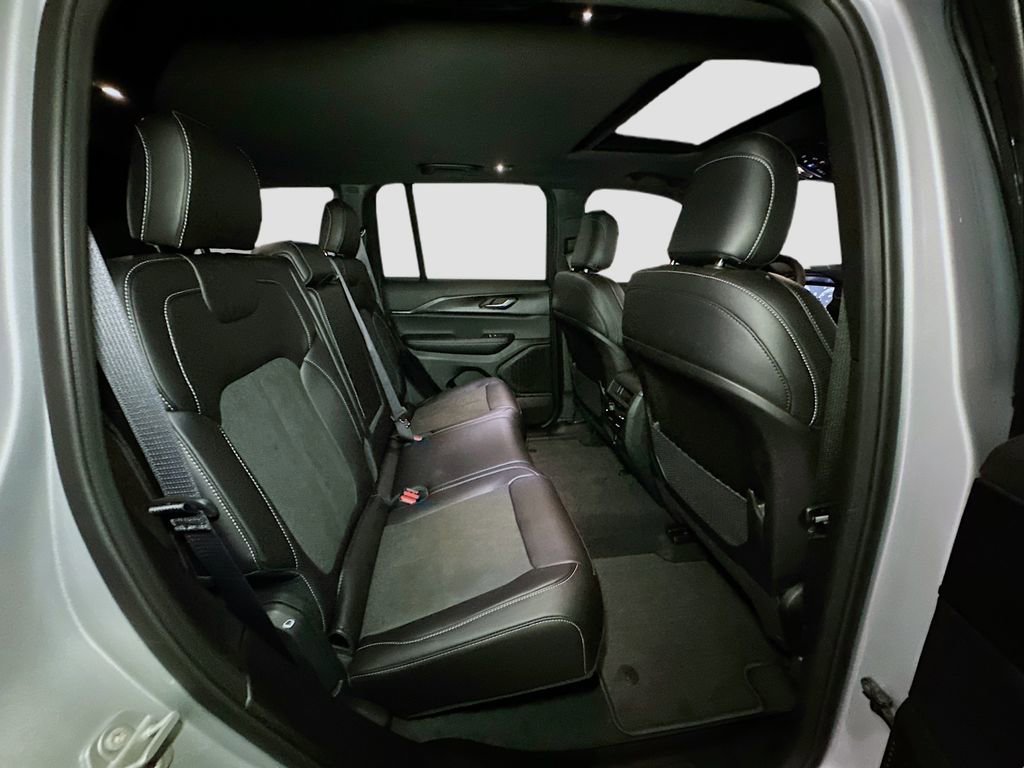 New 2025 Jeep Grand Cherokee Altitude AWD/4WD image 32