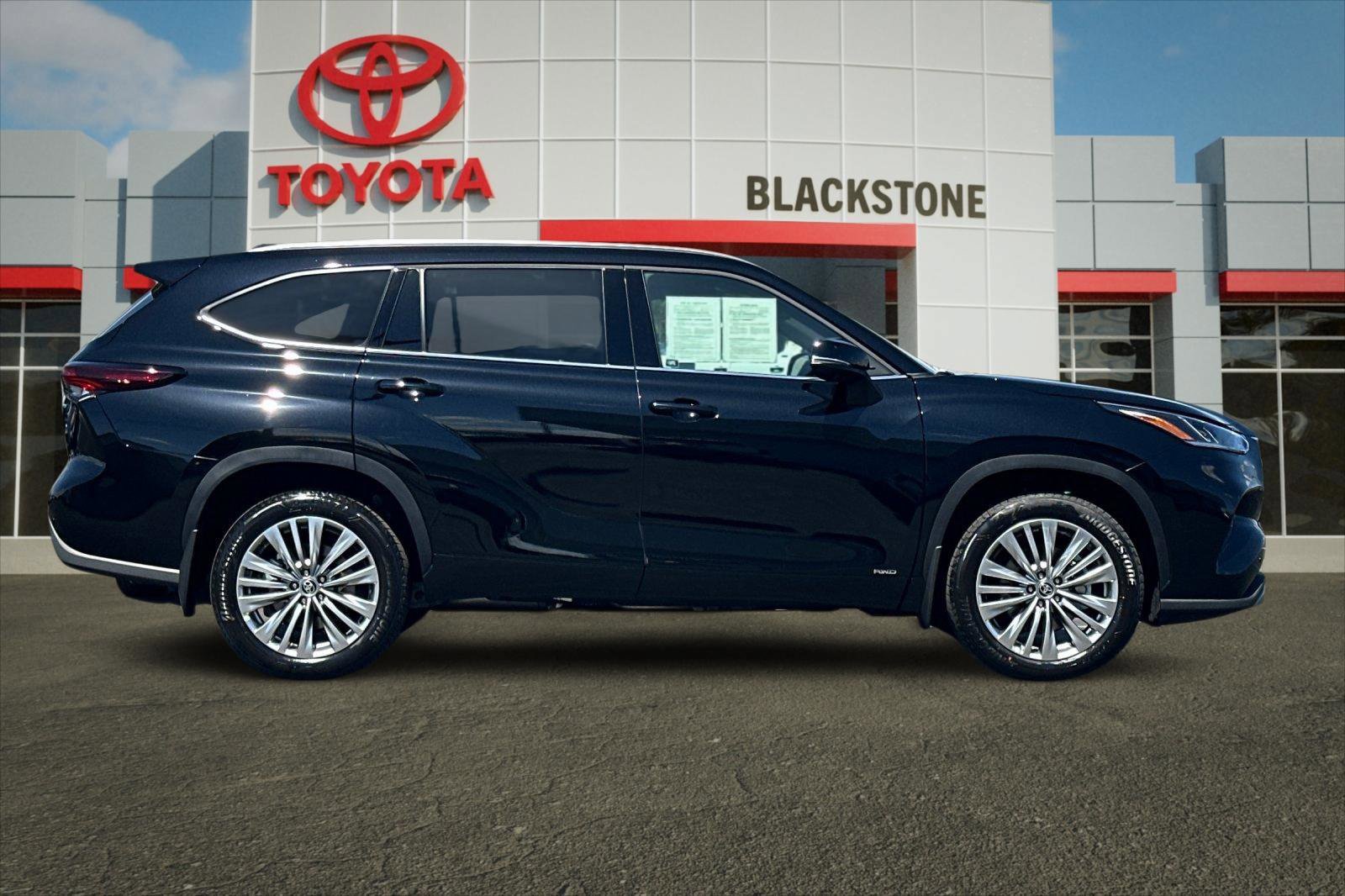 Certified 2026 Toyota Highlander Platinum AWD/4WD image 2