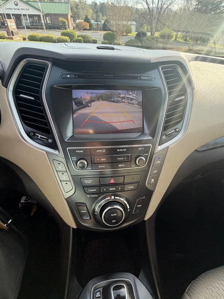 Used 2017 Hyundai Santa Fe SE w/ Cargo Package image 18