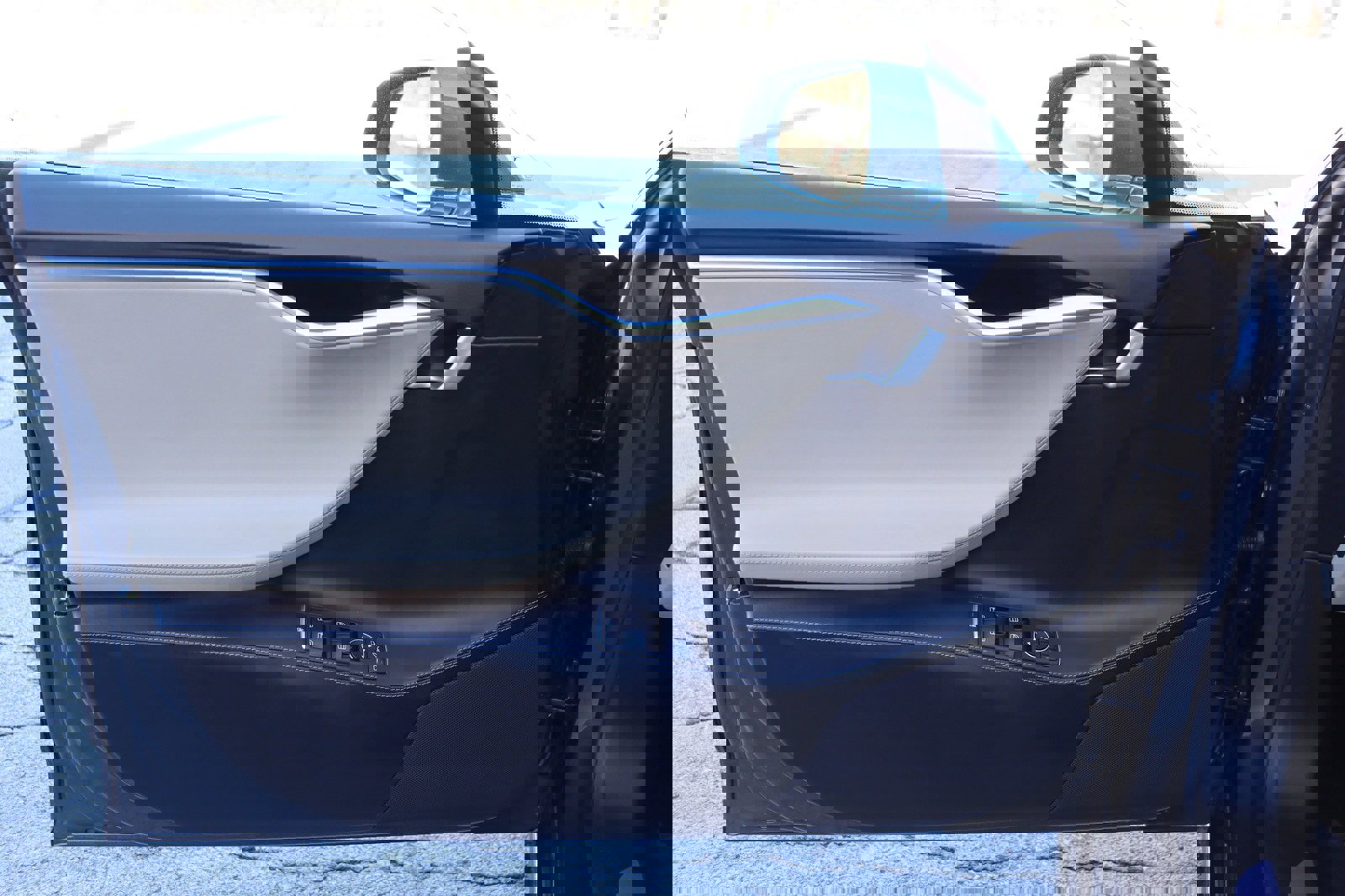 Used 2015 Tesla Model S 70D image 22