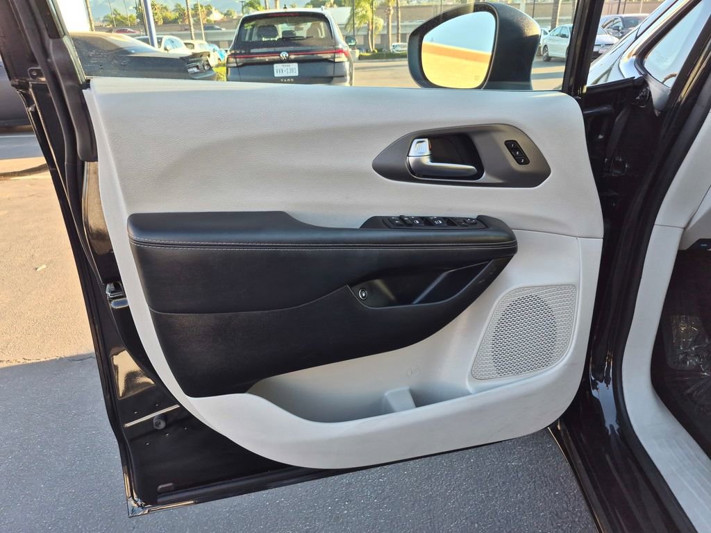 Used 2023 Chrysler Pacifica Touring-L image 9