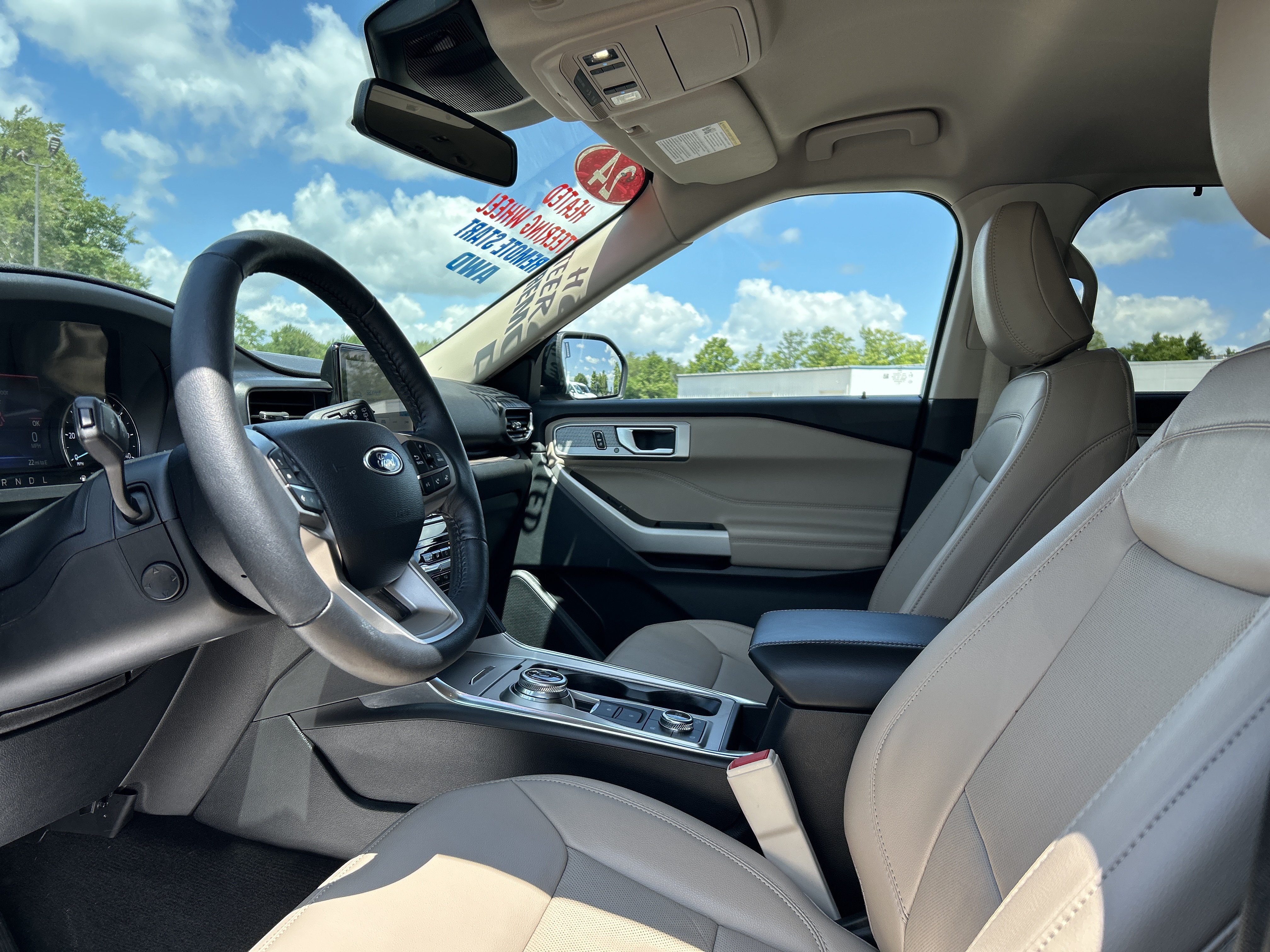 Used 2024 Ford Explorer Limited w/ Equipment Group 301A AWD/4WD image 16