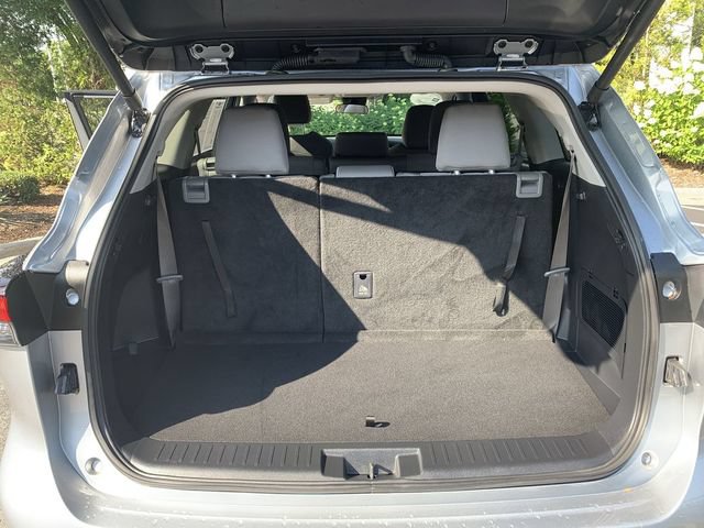 Used 2025 Toyota Highlander LE FWD image 33