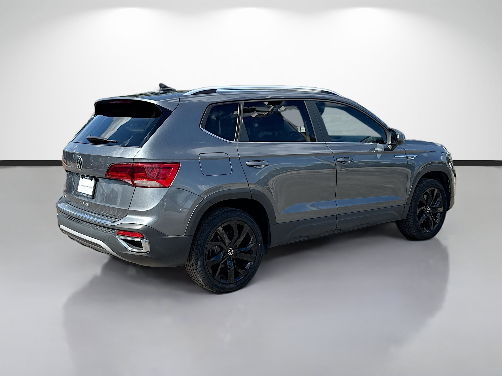 Used 2023 Volkswagen Taos SE w/ Panoramic Sunroof Package FWD image 3
