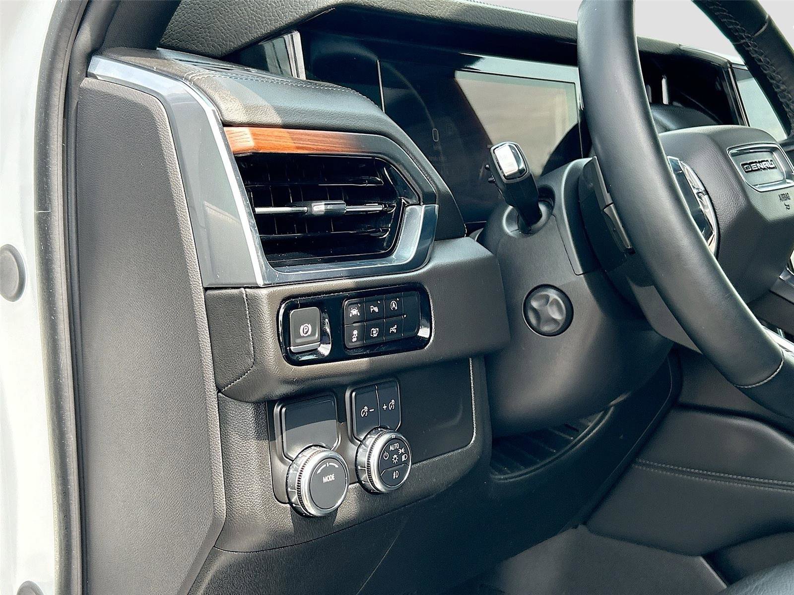 Used 2025 GMC Yukon Denali RWD image 10