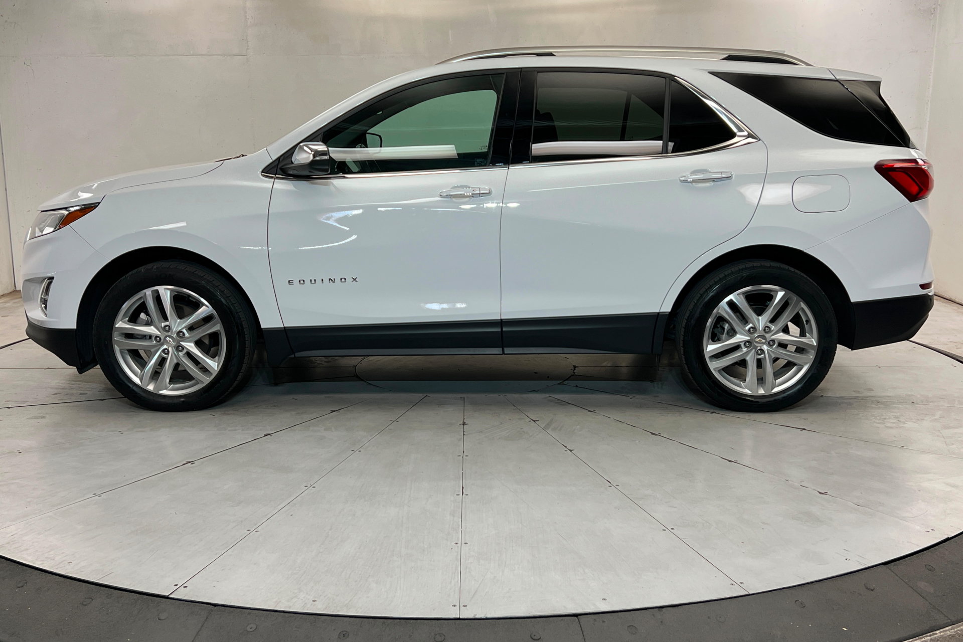 Used 2020 Chevrolet Equinox Premier AWD/4WD image 2