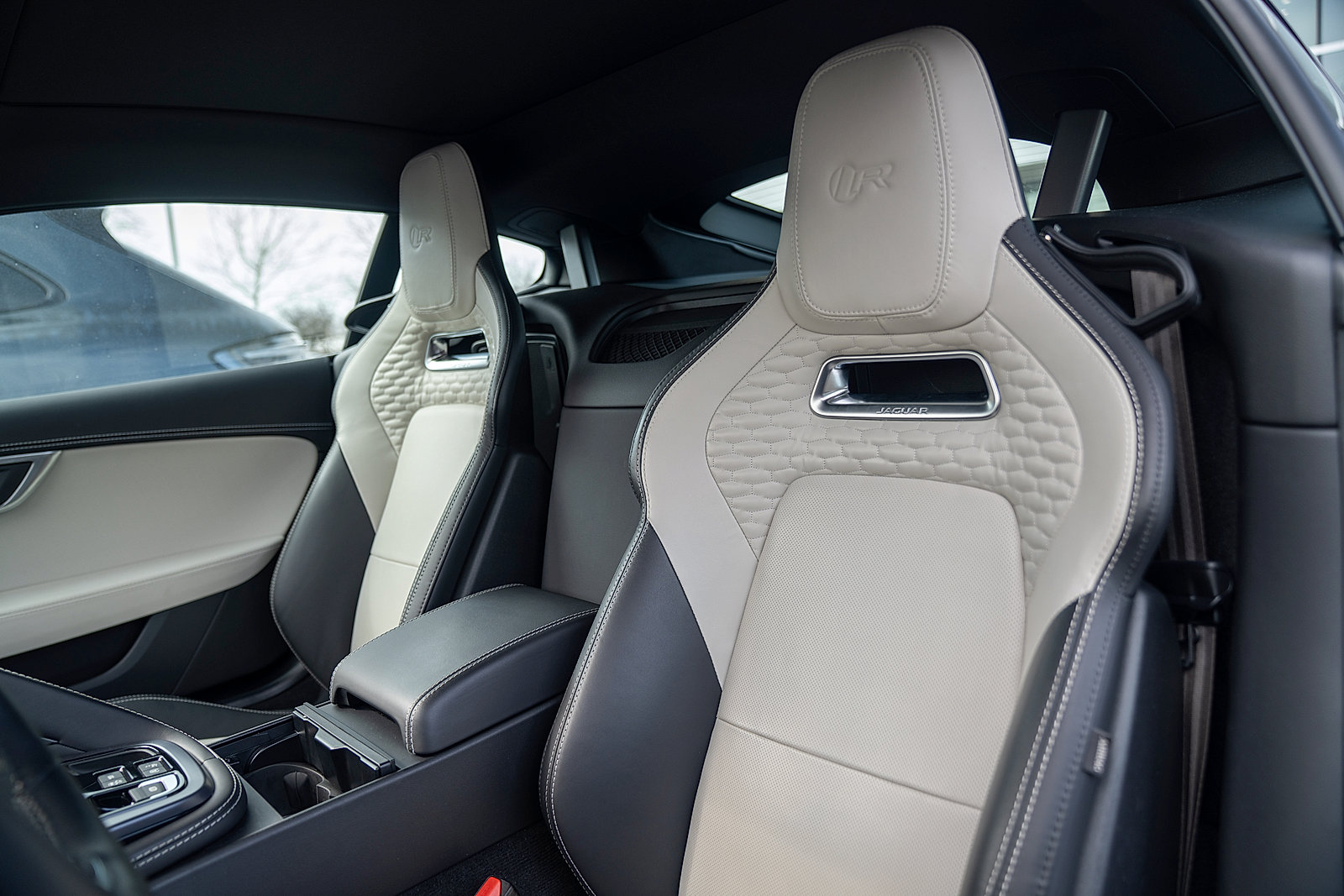 Used 2022 Jaguar F-TYPE R image 5