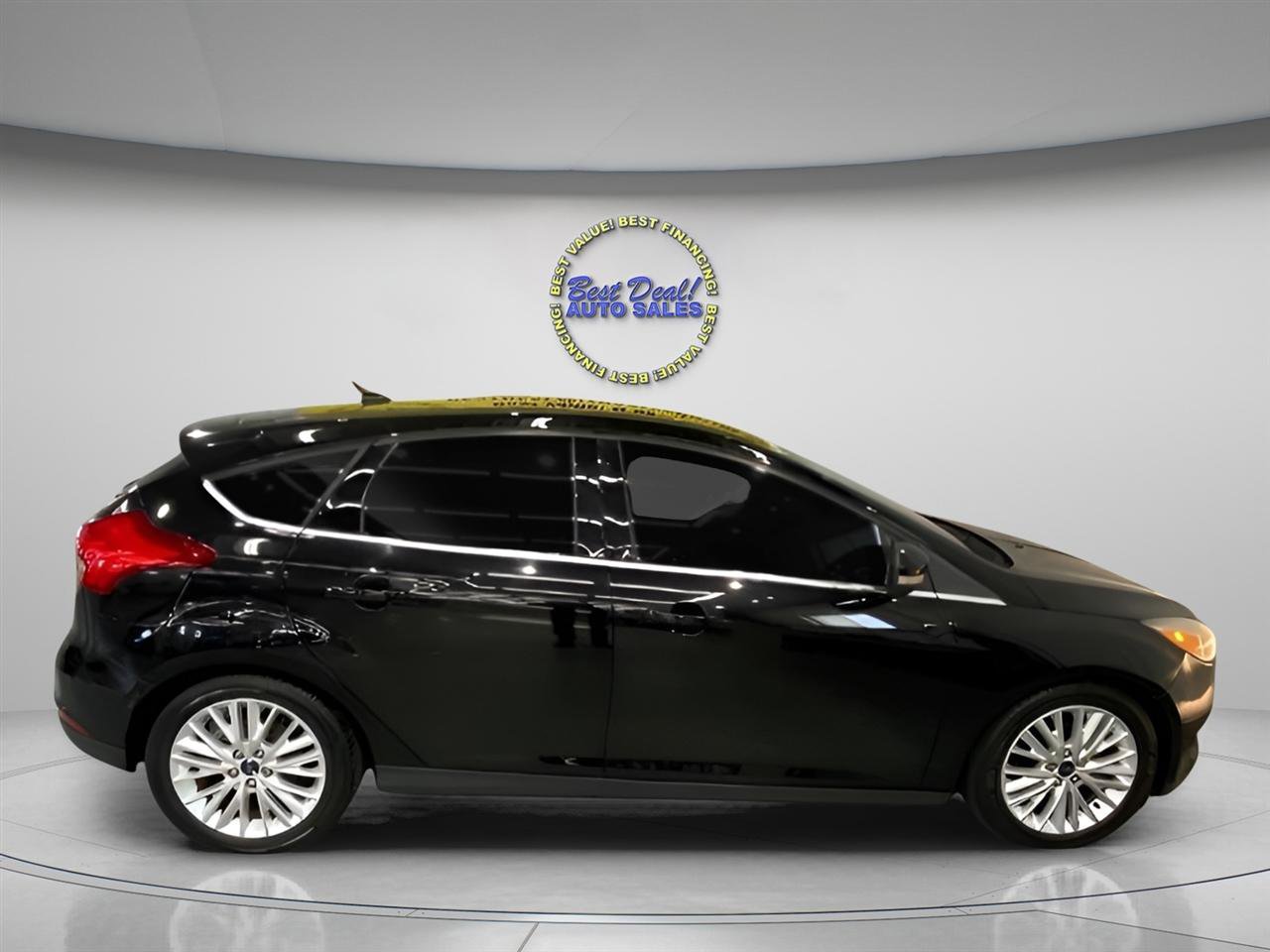 Used 2017 Ford Focus Titanium w/ Titanium Technology Package FWD image 7