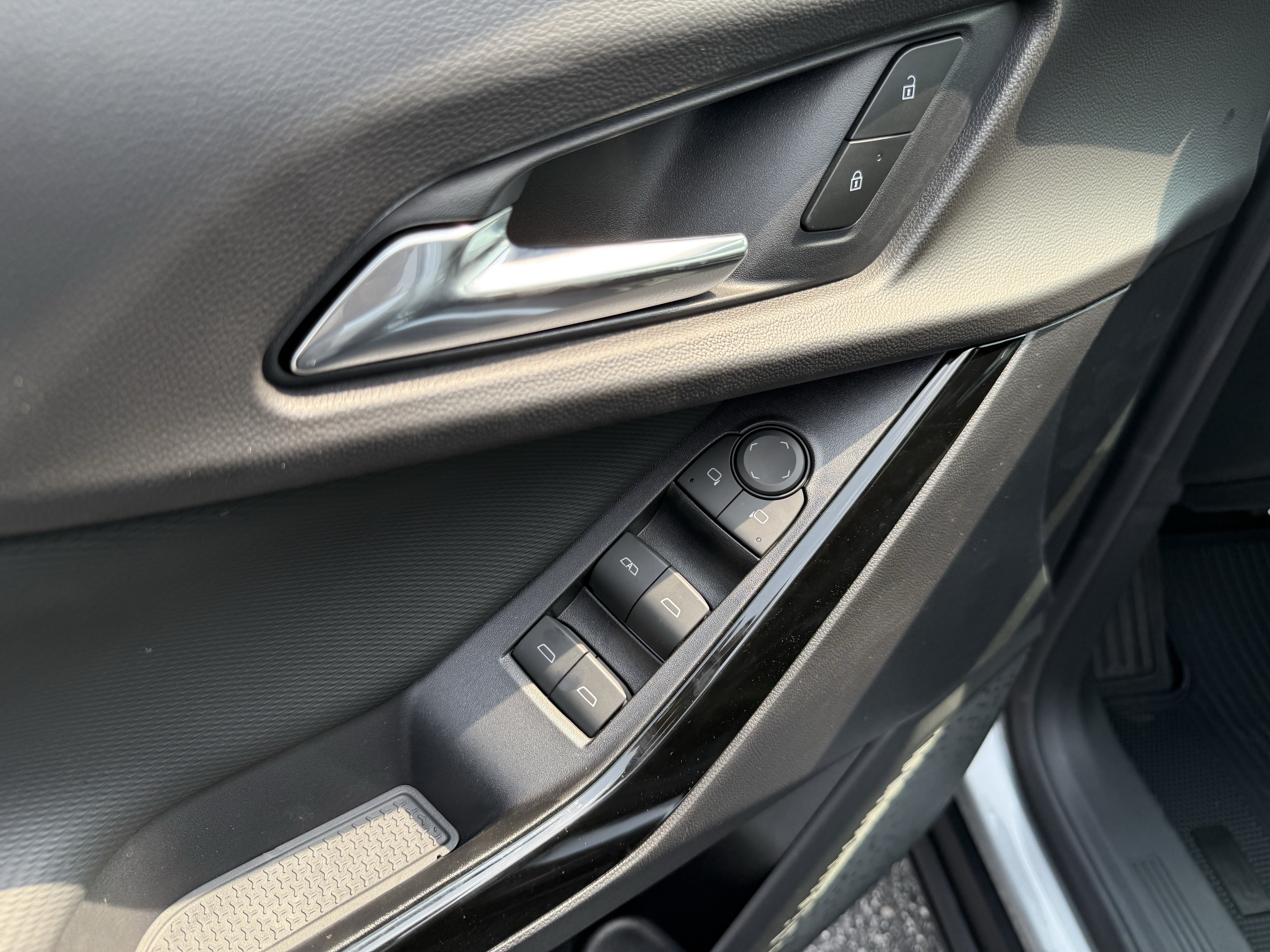 New 2027 Chevrolet Equinox LT w/ Safety and Technology Package FWD image 15