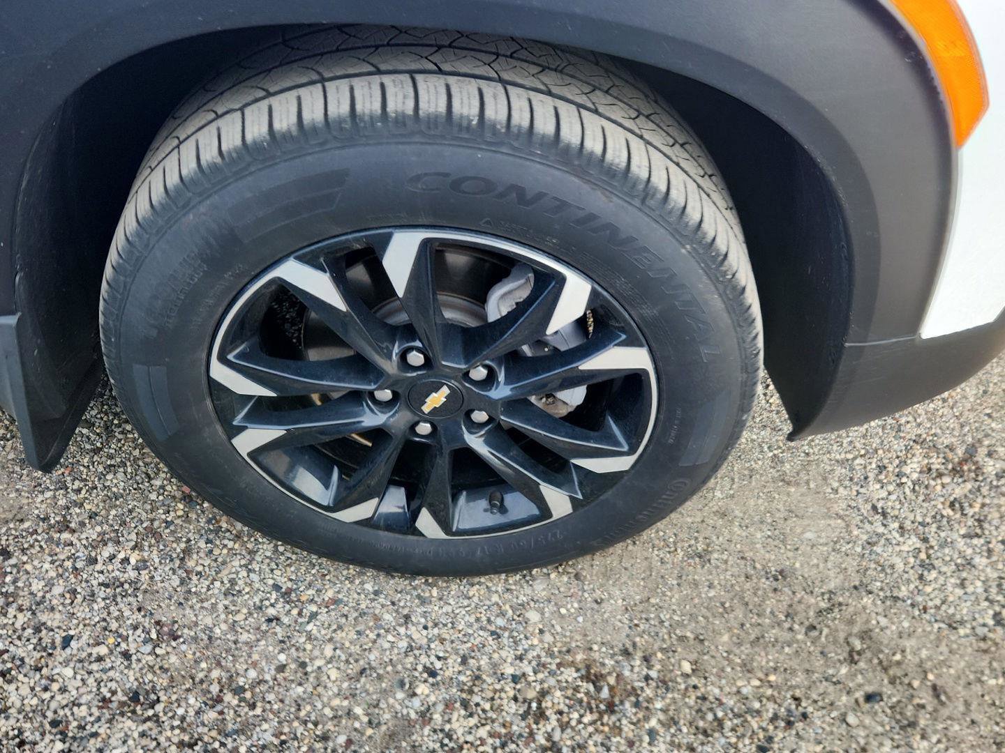 Used 2022 Chevrolet TrailBlazer LT w/ Convenience Package FWD image 2