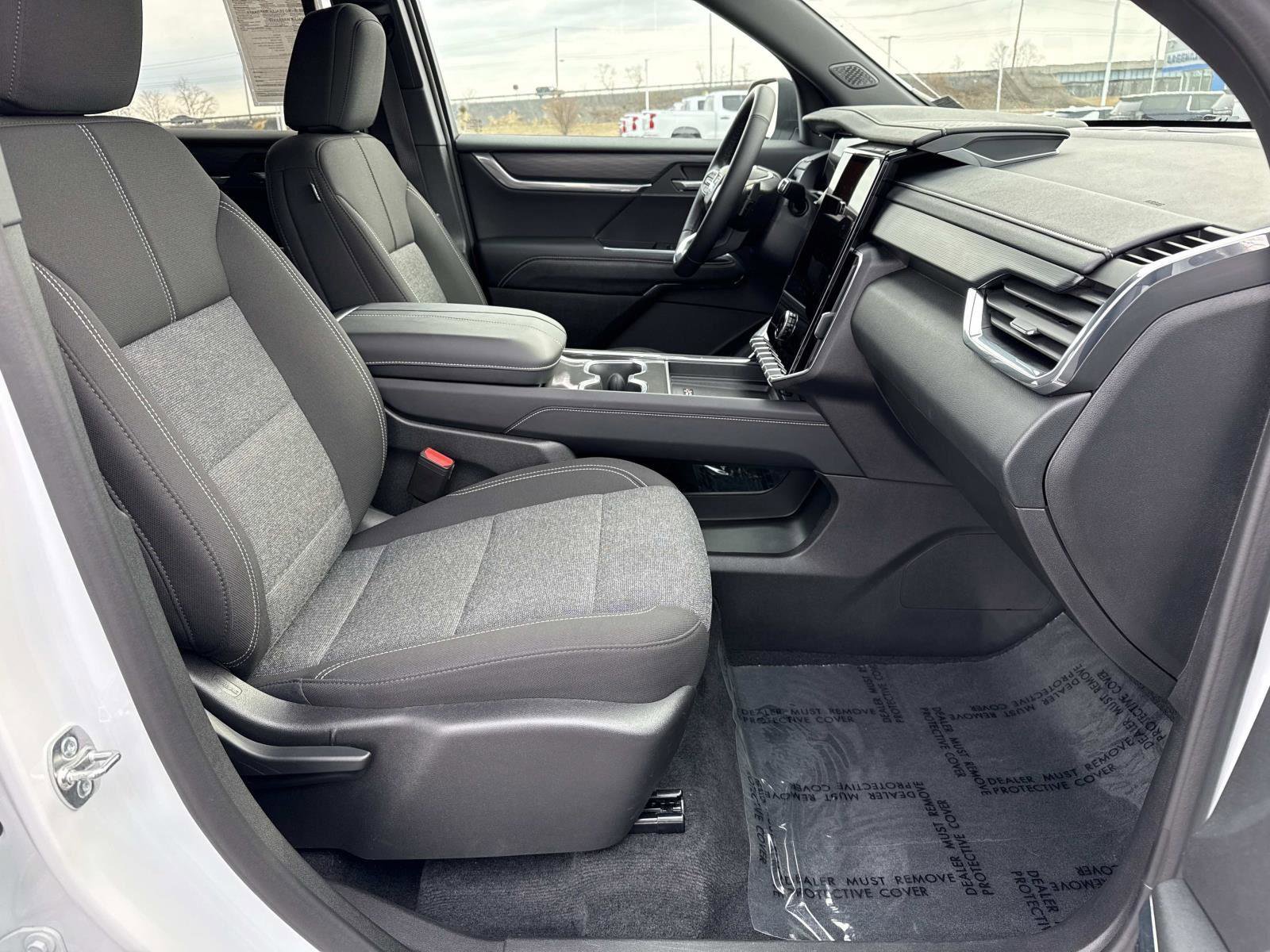 Used 2025 GMC Acadia Elevation image 18