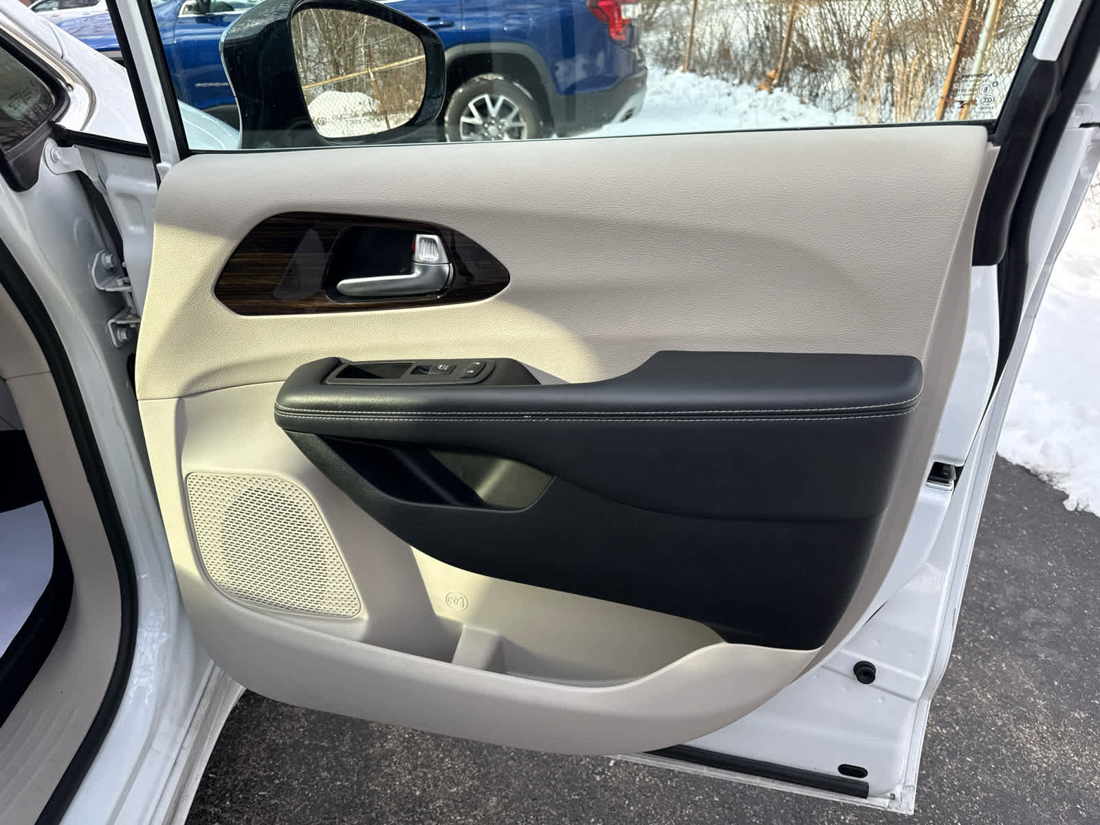 Used 2024 Chrysler Pacifica Limited image 30