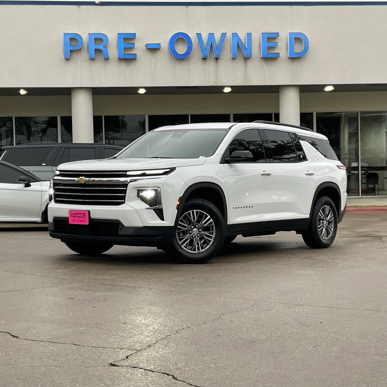 Used 2025 Chevrolet Traverse LT image 1