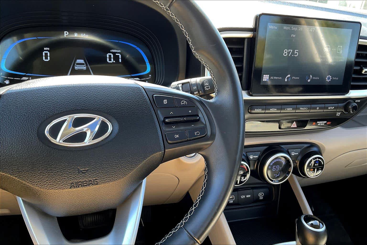Used 2025 Hyundai Venue SEL FWD image 24