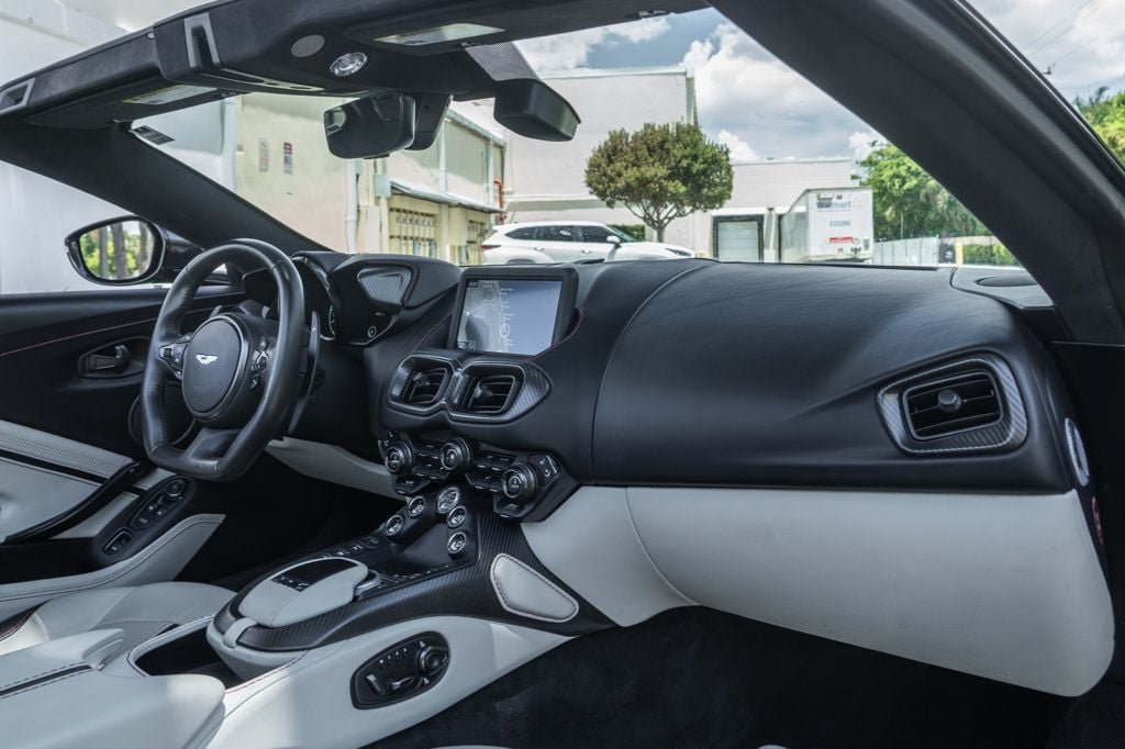 Used 2022 Aston Martin V8 Vantage Roadster RWD image 21