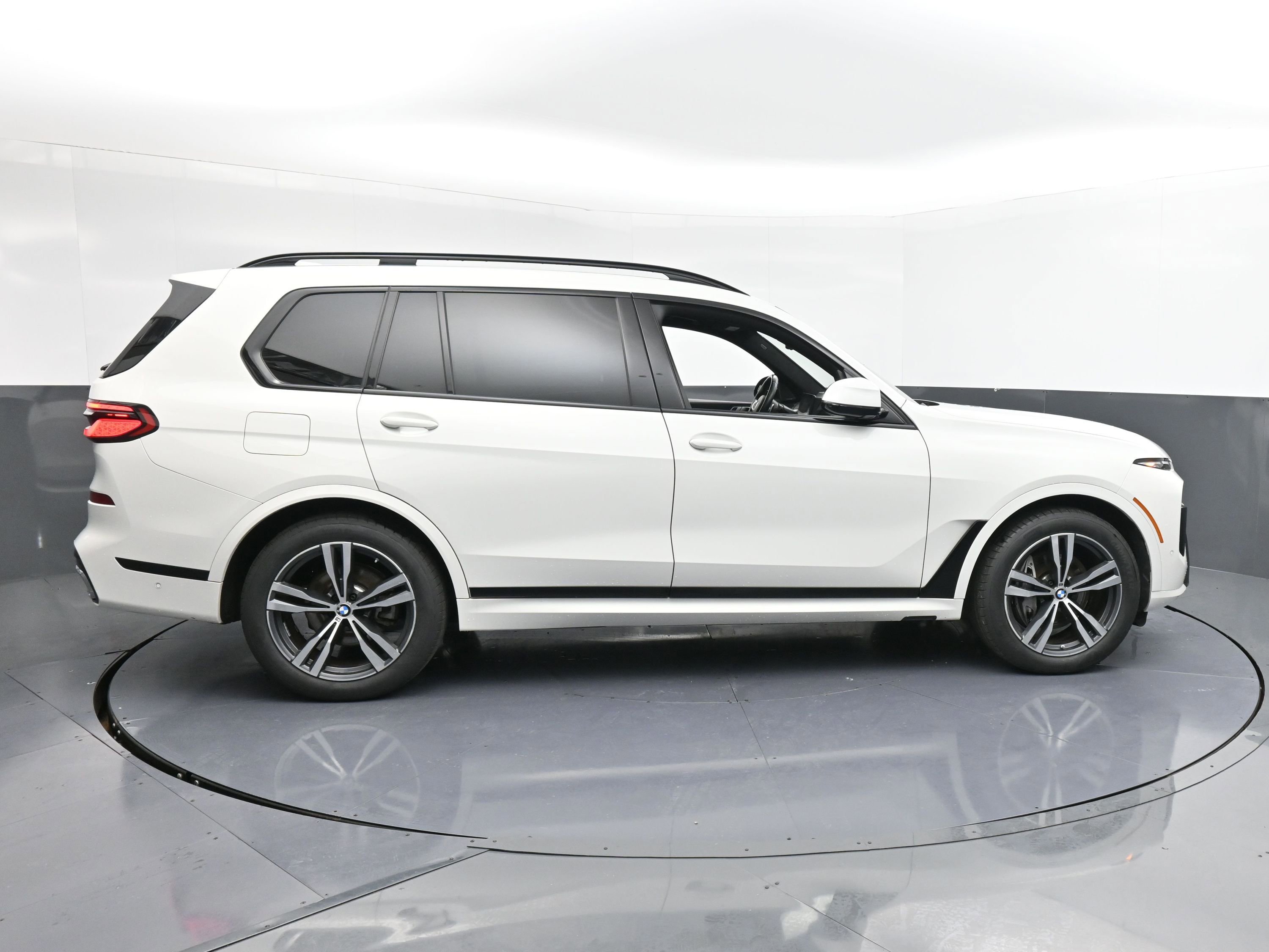 Used 2024 BMW X7 xDrive40i w/ M Sport Package image 9