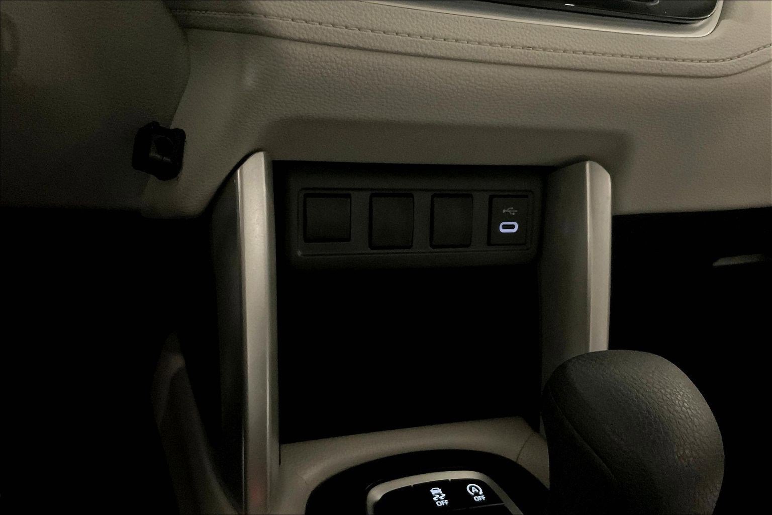 Used 2025 Toyota Corolla Cross L image 17