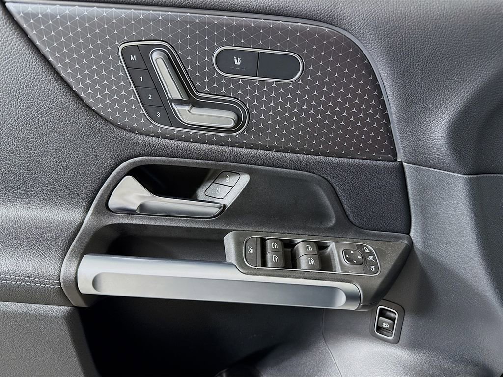 Used 2024 Mercedes-Benz GLB 250 w/ Exclusive Package image 18