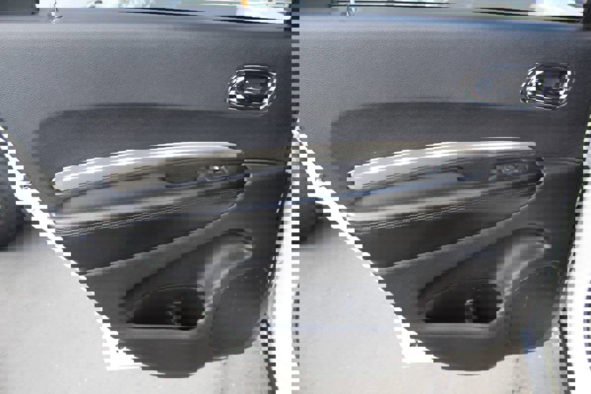 Used 2018 Dodge Durango SXT w/ 3rd Row Seating Group AWD/4WD image 17