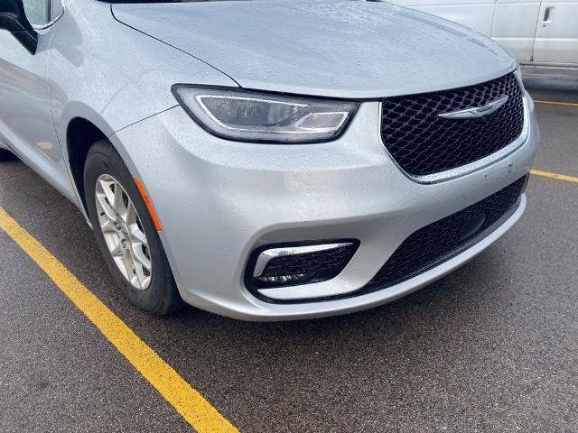 Used 2024 Chrysler Pacifica Touring-L image 5