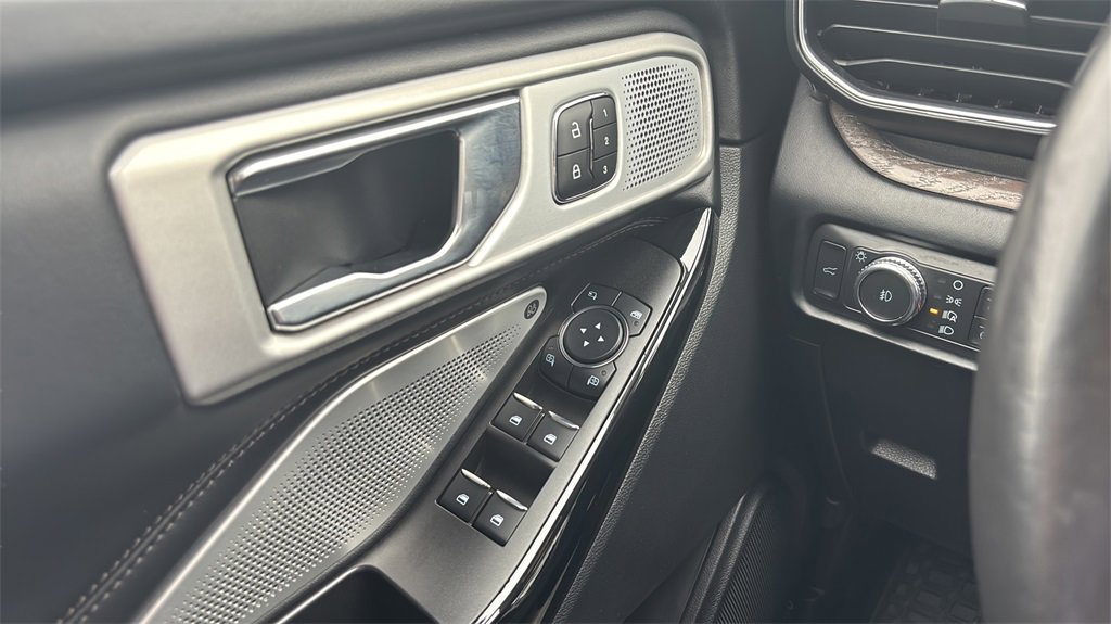 Used 2022 Ford Explorer Platinum w/ Equipment Group 601A image 16