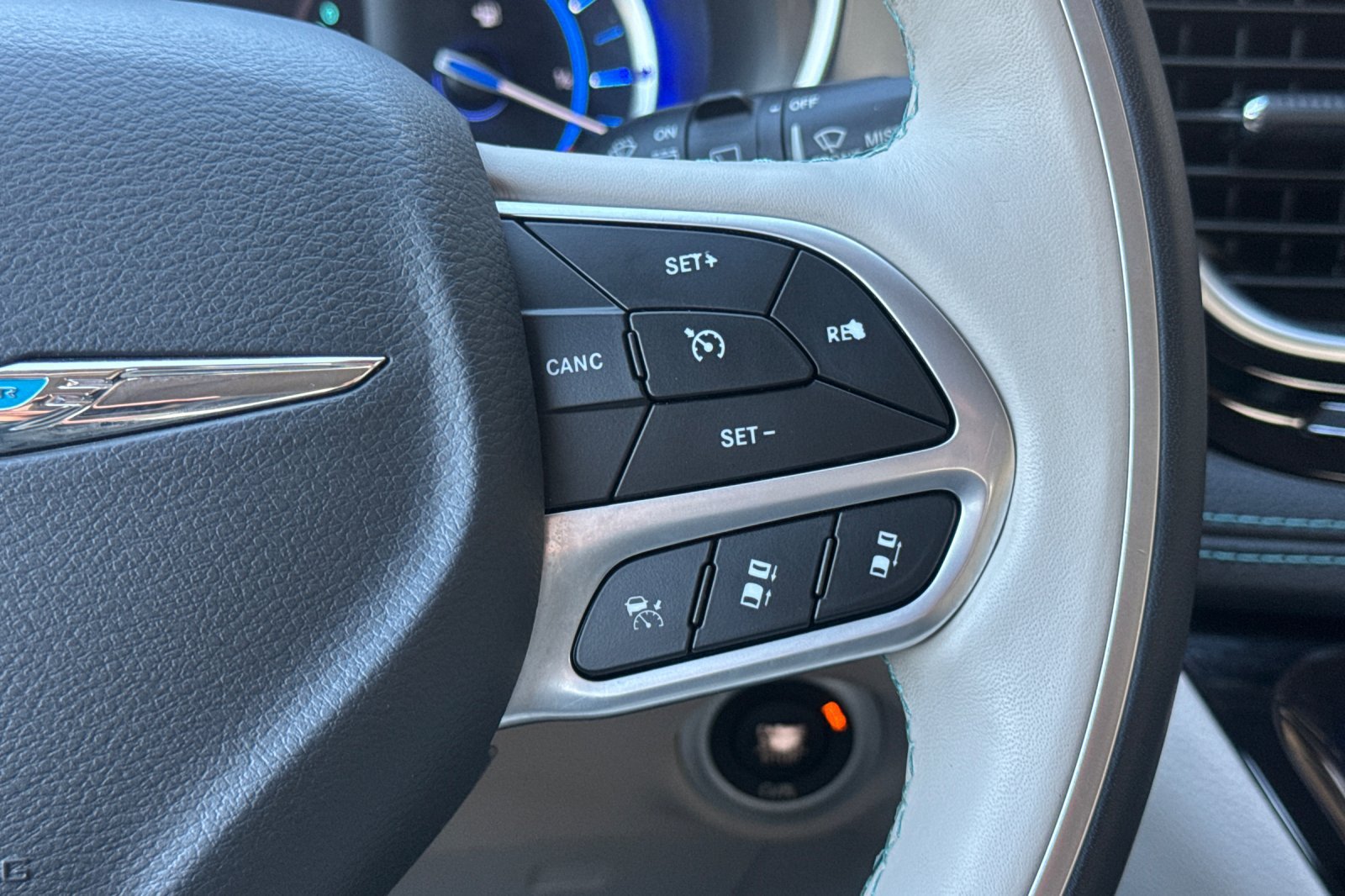 Used 2020 Chrysler Pacifica Limited w/ Advanced Safetytec Group FWD image 36