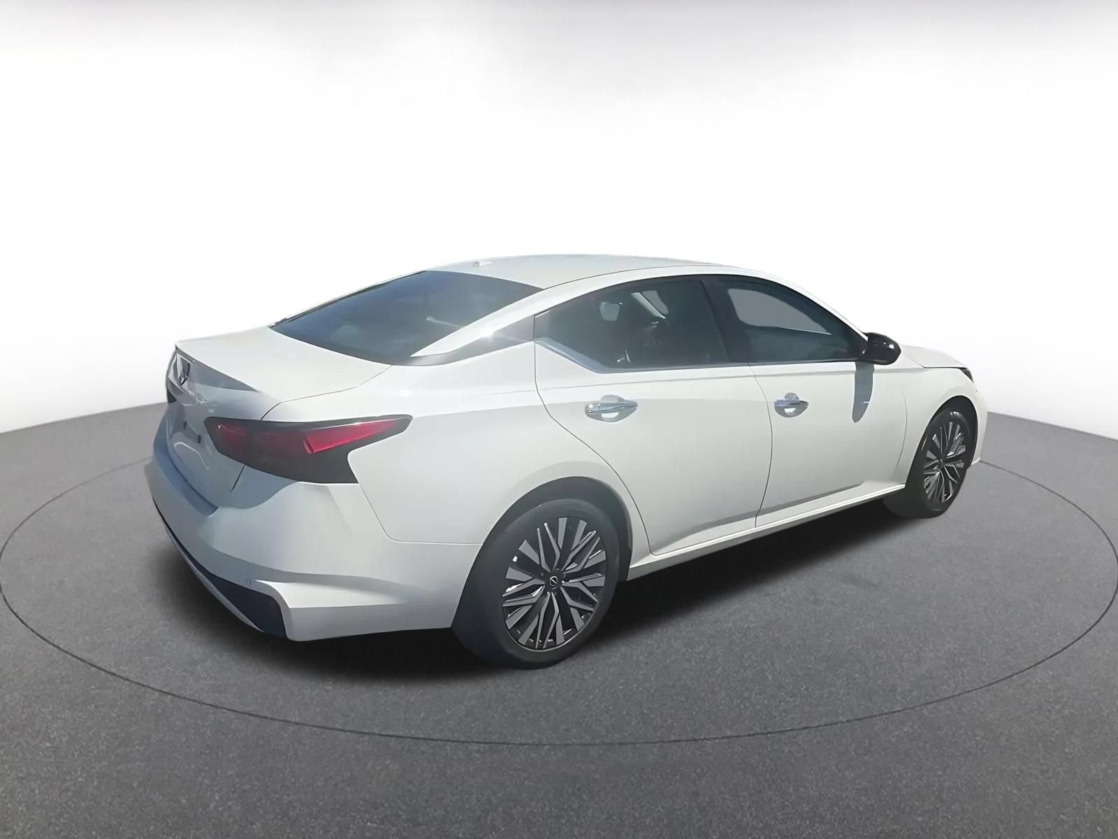 Used 2025 Nissan Altima 2.5 SV FWD image 12