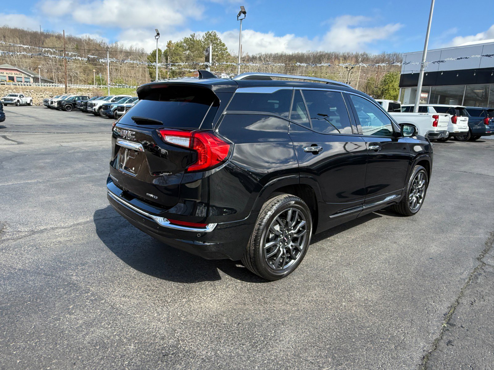 Used 2024 GMC Terrain Denali w/ Black Diamond Edition image 5