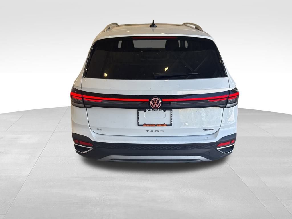 Used 2025 Volkswagen Taos SE w/ Panoramic Sunroof Package image 5