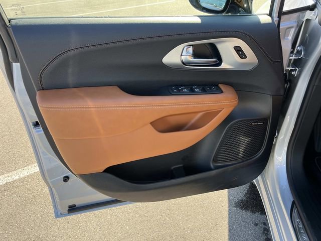 New 2026 Chrysler Pacifica Pinnacle w/ Trailer Tow Group FWD image 22