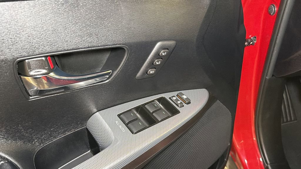 Used 2015 Toyota Venza XLE image 18