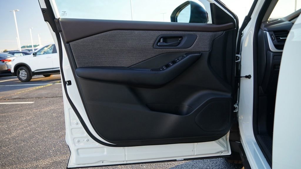 Used 2023 Nissan Rogue S image 13