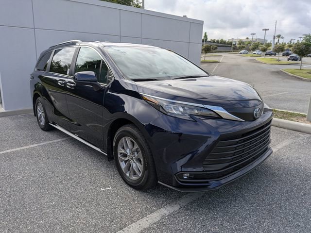 Used 2025 Toyota Sienna XLE FWD image 1