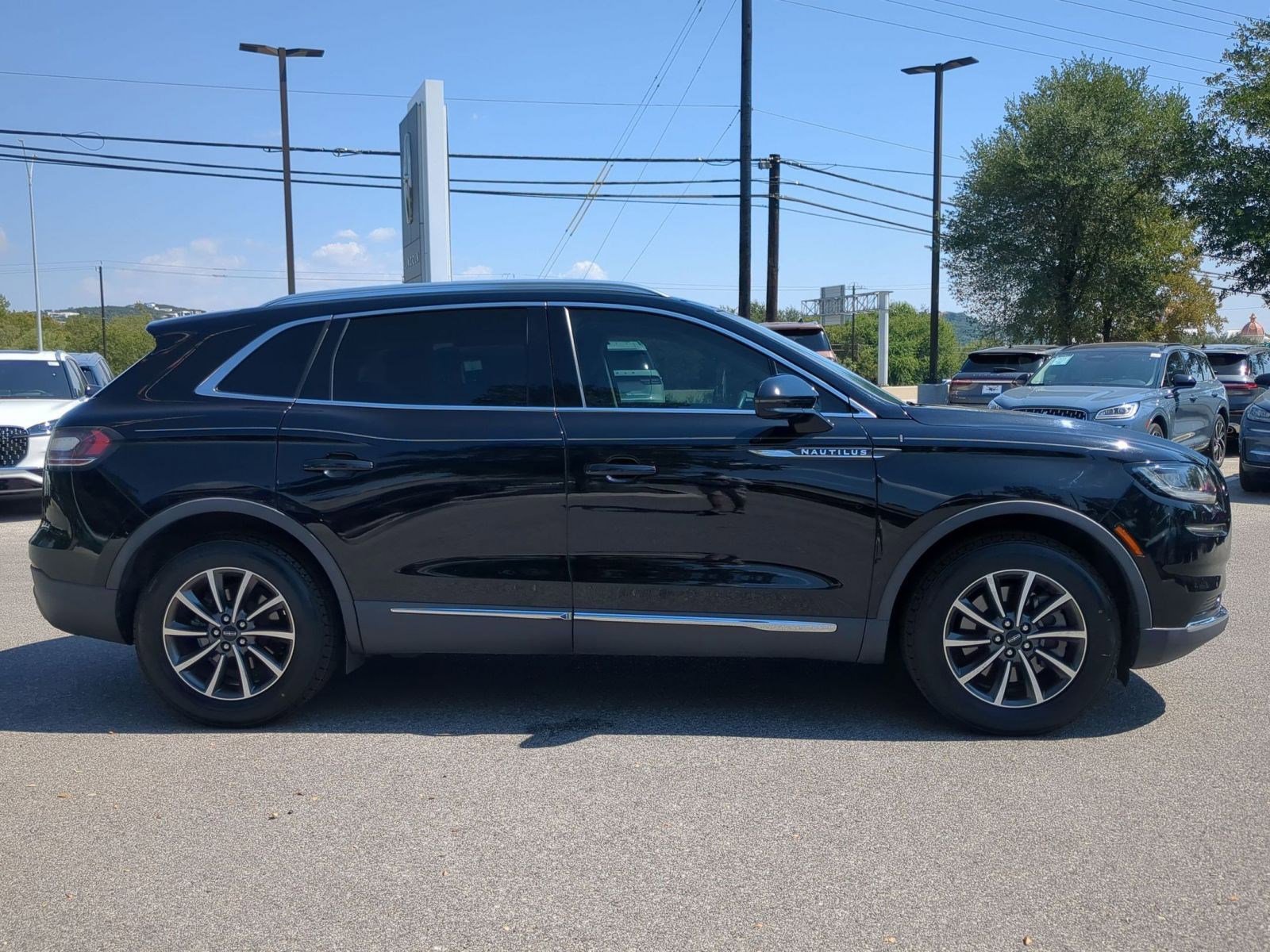 Used 2021 Lincoln Nautilus FWD image 2